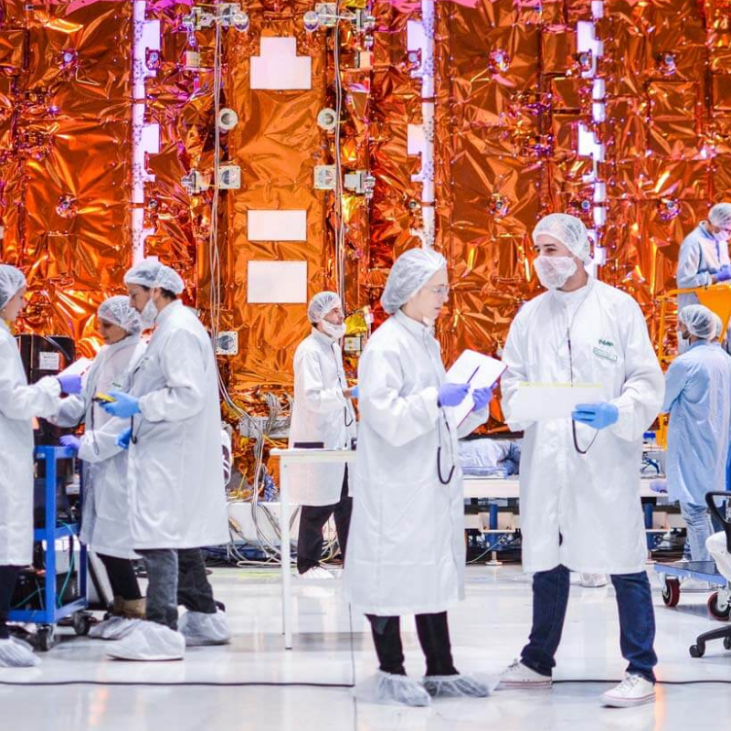 ¿Por qué los satélites paracen envueltos en papel de regalo?